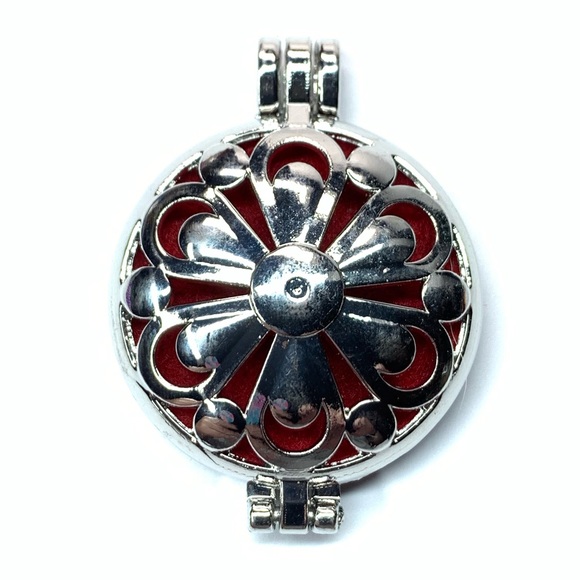 😍 Filigreed Essential Oil Diffuser Pendant 👀 - Picture 1 of 5